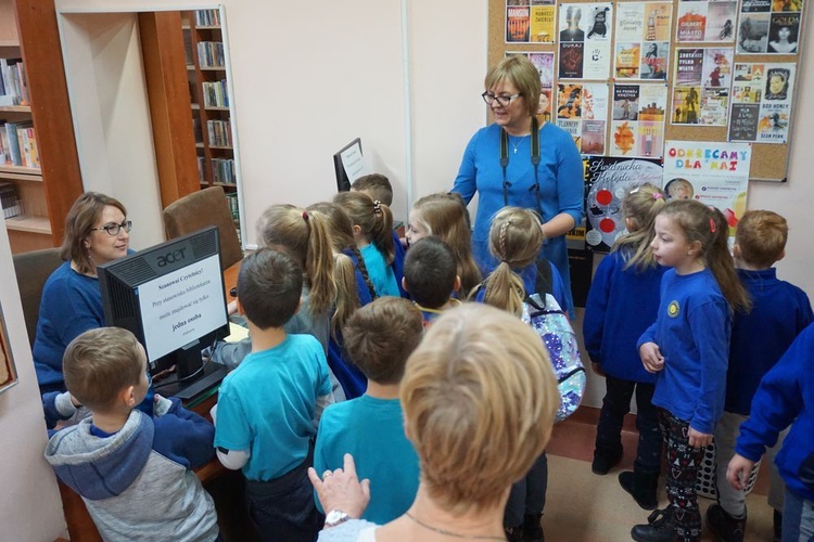 Spacer z cystersem po świdnickiej bibliotece