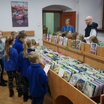 Spacer z cystersem po świdnickiej bibliotece