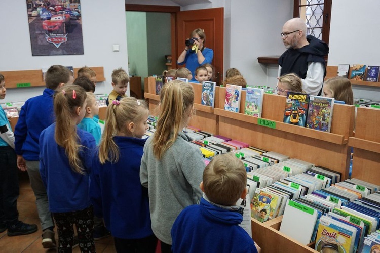 Spacer z cystersem po świdnickiej bibliotece