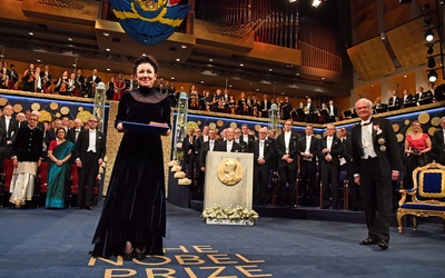 Olga Tokarczuk odebrała dyplom i medal noblowski z rąk króla Karola XVI Gustawa
