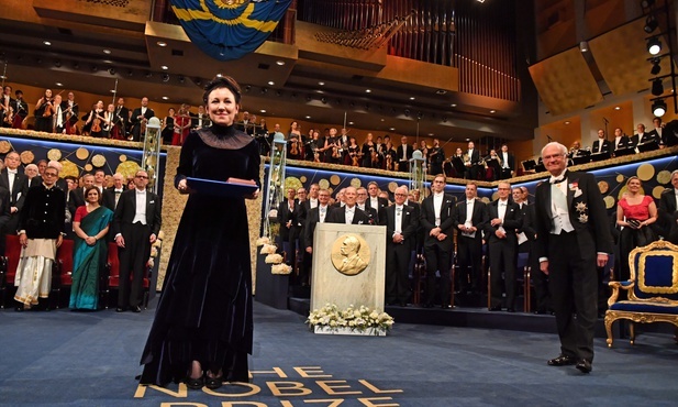 Olga Tokarczuk odebrała dyplom i medal noblowski z rąk króla Karola XVI Gustawa