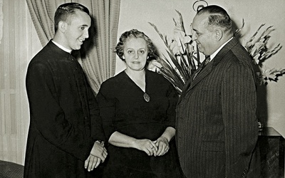 Kleryk Jorge Bergoglio z rodzicami: Marią Reginą i Mario José.