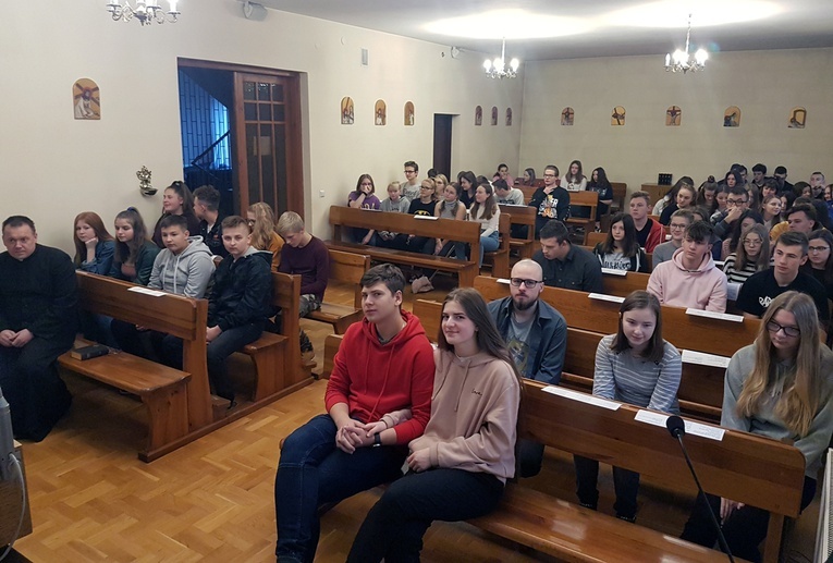 KSM diecezji radomskiej kolejny raz na miejsce duchowego przygotowania wybrało ośrodek rekolekcyjny w Dąbrówce. Z lewej ks. Grzegorz Łabądź.