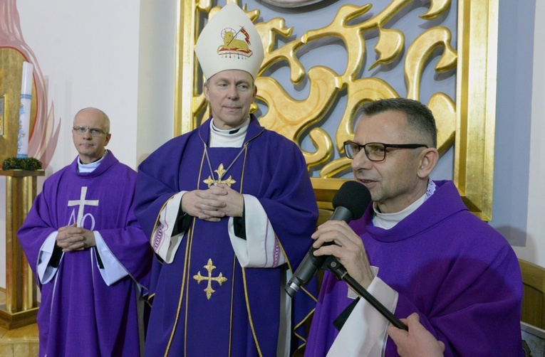 Za wieloletnią posługę w radomskim seminarium dziękuje ks. Maciej Korczyński. Z lewej: ks. prał. Jarosław Wojtkun, rektor seminarium, i bp Piotr Turzyński.