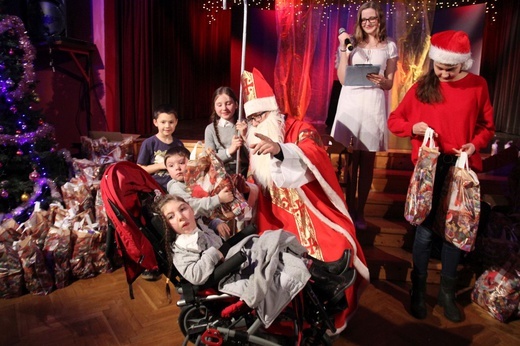 Uczniowie szkół KTK ze św. Mikołajem dla najmłodszych - 2019