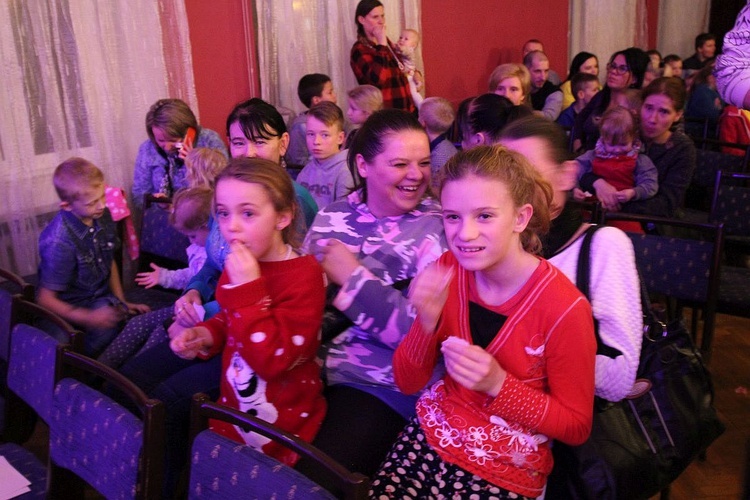 Uczniowie szkół KTK ze św. Mikołajem dla najmłodszych - 2019