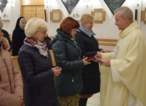 Ks. Kazimierz Marchaj rozdał członkiniom wspólnoty statuty.