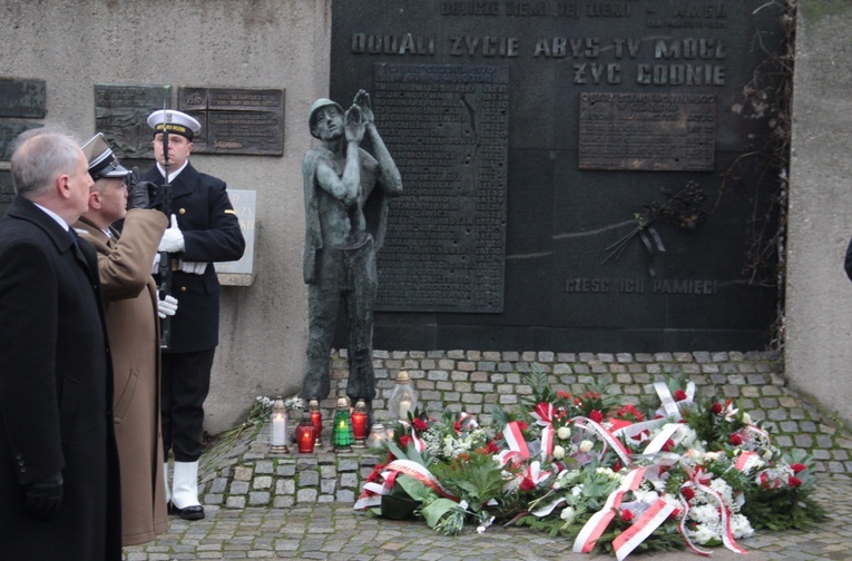 Uroczystości zakończyły się złożeniem kwiatów i zapaleniem zniczy.