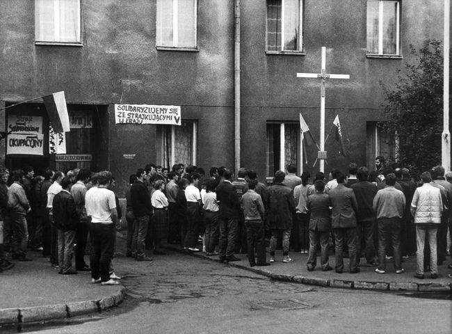 Stalowa Wola, huta. Modlitwa przed krzyżem.