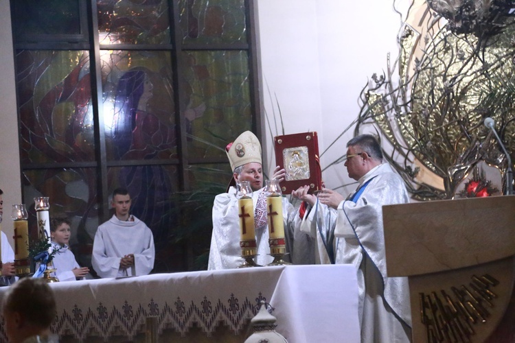 Gnojnik. Poświęcenie ołtarza MB Częstochowskiej i św. Jana Pawła II