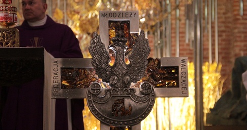 W trakcie Mszy św. nastąpiło odsłonięcie i poświęcenie bursztynowego krzyża FMW.