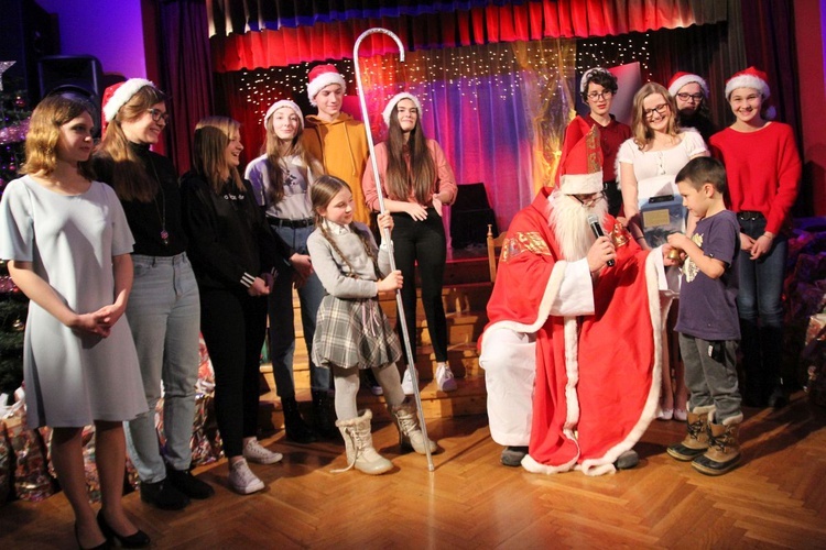Licealiścii KTK po raz 11. pomogli Mikołajowi przygotować paczki dla 120 dzieci.