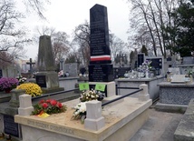 Bohaterska sanitariuszka spoczywa w grobowcu rodzinnym na radomskim cmentarzu rzymskokatolickim przy ul. B. Limanowskiego.