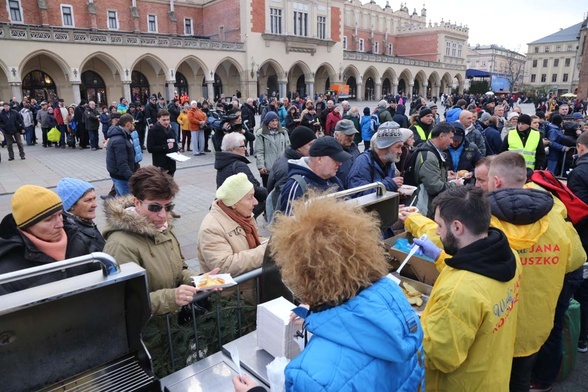 Na krakowskim Rynku Głównym odbyła się 23. Wigilia dla Osób Bezdomnych i Potrzebujących