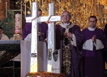 W trakcie Mszy św. metropolita gdański poświęcił Poznańskie Krzyże, które znajdą swoje miejsce w Bursztynowym Ołtarzu Ojczyzny.