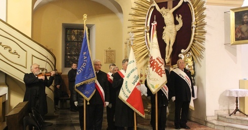 Podczas Eucharystii obecne były poczty sztandarowe.