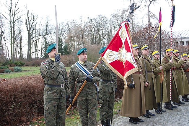 ▲	Ułańską wigilię rozpoczął meldunek złożony matce generalnej.