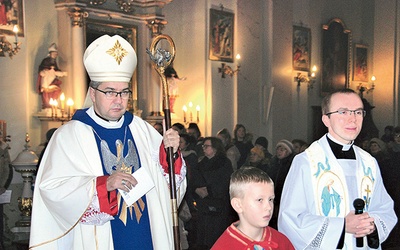 ▲	Z wiernymi modlił się bp Wojciech Osial.