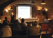 Siostra Bonita Bastek CSFN mówiła o początkach ustanowienia Ofiary Chleba i Wina.