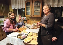 ▲	Panie przygotowują poczęstunek dla młodych.