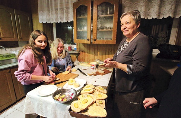 ▲	Panie przygotowują poczęstunek dla młodych.