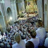 ◄	Sanktuarium Matki Bożej Świętorodzinnej. Niemal identycznie wyglądało wnętrze świątyni 80 lat temu i zapewne tak samo było wypełnione wiernymi w tamto Boże Narodzenie.