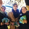 Anna, Karol i Magda z bożonarodzeniowymi kartkami wykonanymi przez uczniów Szkoły Podstawowej nr 8 w Tarnowskich Górach, które otrzymają pacjenci.