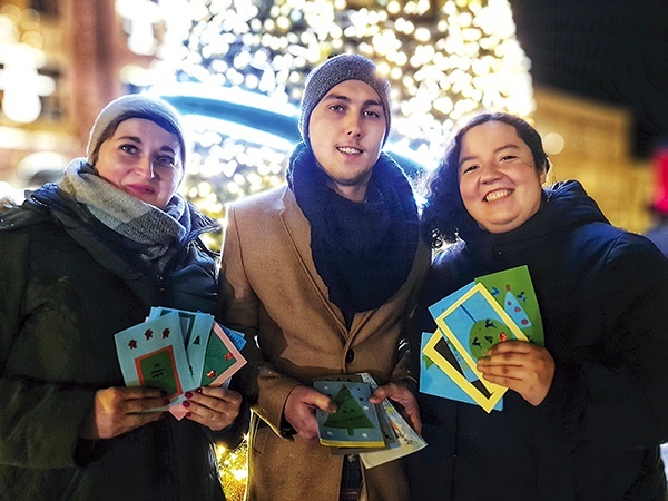 Anna, Karol i Magda z bożonarodzeniowymi kartkami wykonanymi przez uczniów Szkoły Podstawowej nr 8 w Tarnowskich Górach, które otrzymają pacjenci.