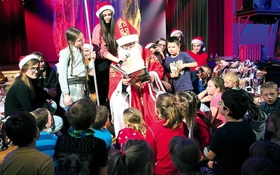▲	Z pomocą bielskich licealistów św. Mikołaj znów wręczył prezenty w Domu Kultury Włókniarzy.