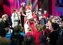 ▲	Z pomocą bielskich licealistów św. Mikołaj znów wręczył prezenty w Domu Kultury Włókniarzy.