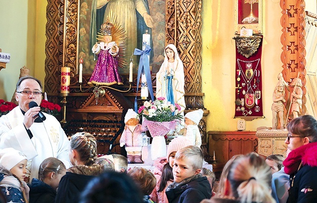 Ks. Pindel z najmłodszymi parafianami. 