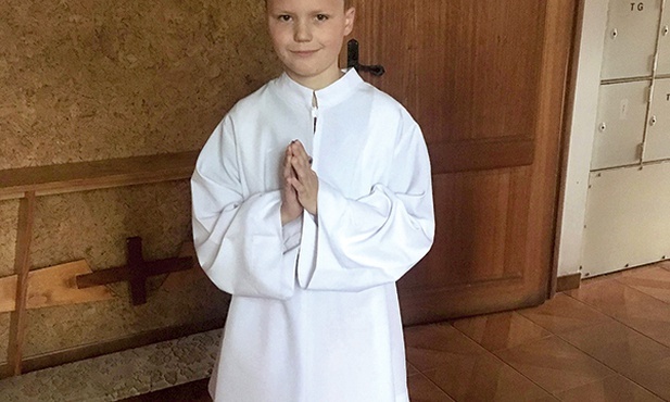 ▲	Chłopak od maja jest ministrantem w parafii św. Jadwigi w Tychach.