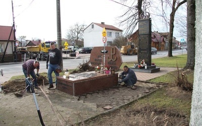 Rudnik na Sanem, przykościelny plac. Remont pomników.