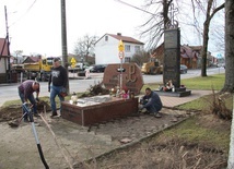 Rudnik na Sanem, przykościelny plac. Remont pomników.