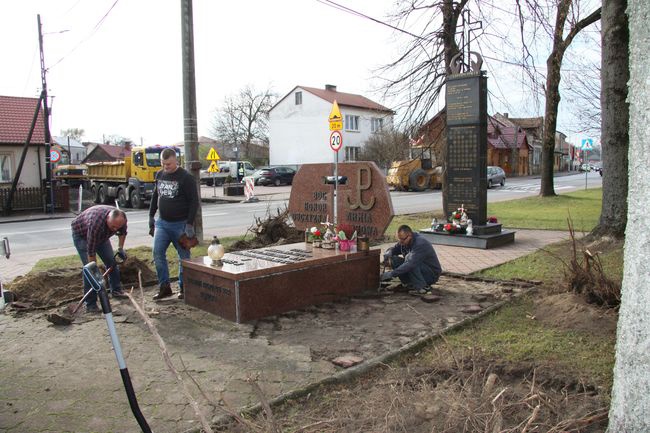 Rudnik na Sanem, przykościelny plac. Remont pomników.