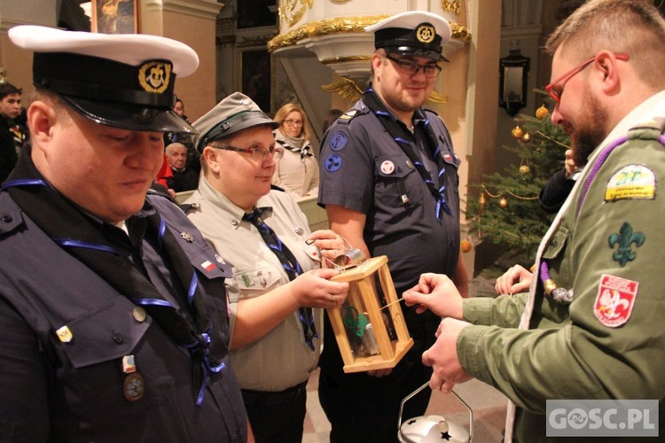 Przekazanie Betlejemskiego Światła Pokoju w Paradyżu