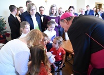 Dzieci ze szkoły katolickiej sióstr Sacre Coeur składają życzenia bp. Jeżowi.