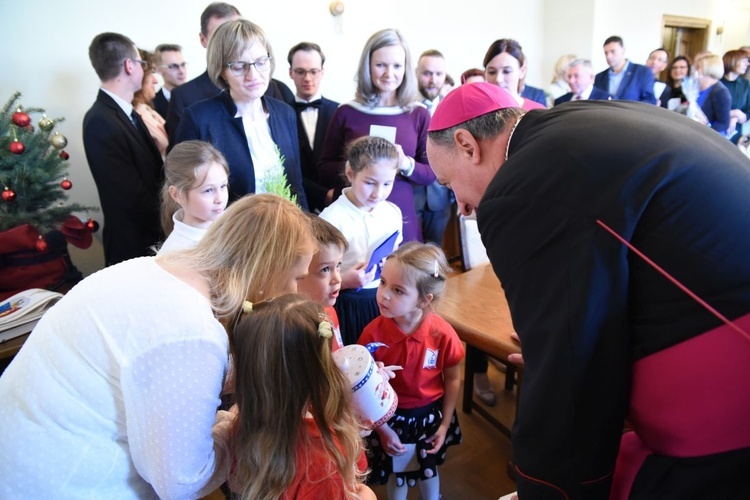 Dzieci ze szkoły katolickiej sióstr Sacre Coeur składają życzenia bp. Jeżowi.