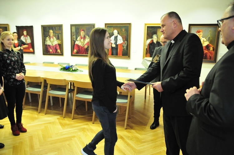 Rektor KUL wręczył stypendia i nagrody pieniężne dla studentów