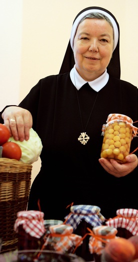 Siostra Anastazja Pustelnik należy do Zgromadzenia Córek Bożej Miłości. Popularność zawdzięcza książkom kucharskim, które sprzedały się już w ponad 4 mln egzemplarzy.