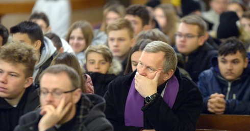 Z młodymi modlił się bp Piotr Turzyński.