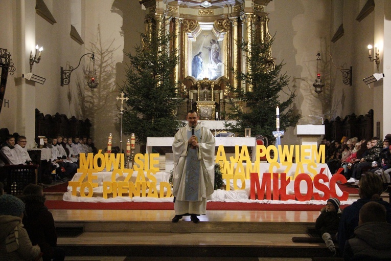 O tym, co jest najważniejsze, nie tylko w czasie Adwentu, przypominają dekoracja i roratnie homilie ks. Tomasza.