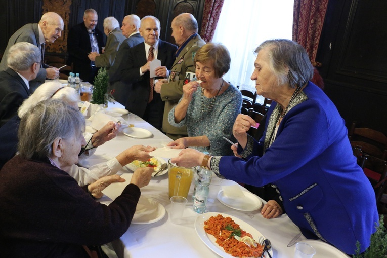 Międzypokoleniowe spotkanie wigilijne kombatantów i młodzieży