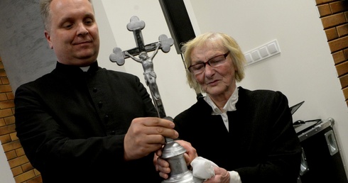 Niezwykła pamiątkę-relikwię dla radomskiej Caritas przekazała Aleksandra Kobza, siostrzenica bł. ks. Bolesława Strzeleckiego.
