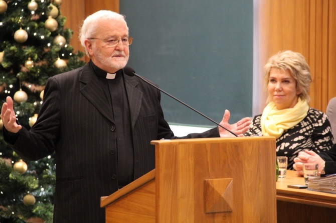 Ks. Henryk Bolczyk przyjmuje honorowe obywatelstwo Rudy Śl.