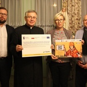 Od lewej: Adam Ruśniak, ks. Zygmunt Siemianowski, Agata Ruśniak i Bogusław Puchalik, z rady parafialnej w Starym Bielsku.