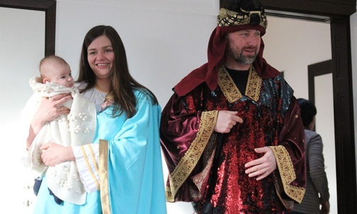 Elżbieta Budzich z synkiem Bartusiem, którzy na Orszaku Trzech Króli wcielą się w role Maryi i Dzieciątka Jezus oraz Aleksander Trojak - król orszaku europejskiego.