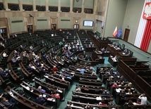 Po całonocnych obradach komisja pozytywnie zaopiniowała projekt PiS ws. sądów