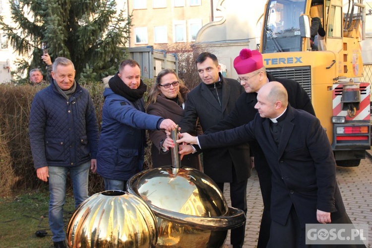 Zamknięcie kapsuły czasu na wieżę kościoła pw. Bożego Ciała w Głogowie