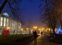 Na placu przed Urzędem Miejskim znajdują się świetlne figury: miś z prezentami, Mikołaj na motocyklu, wielka bombka oraz napis: "I love Radom".